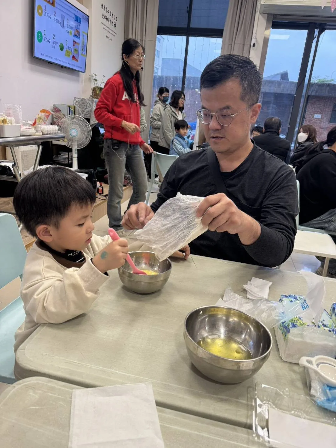 11蛋黃加入鮮奶麵粉