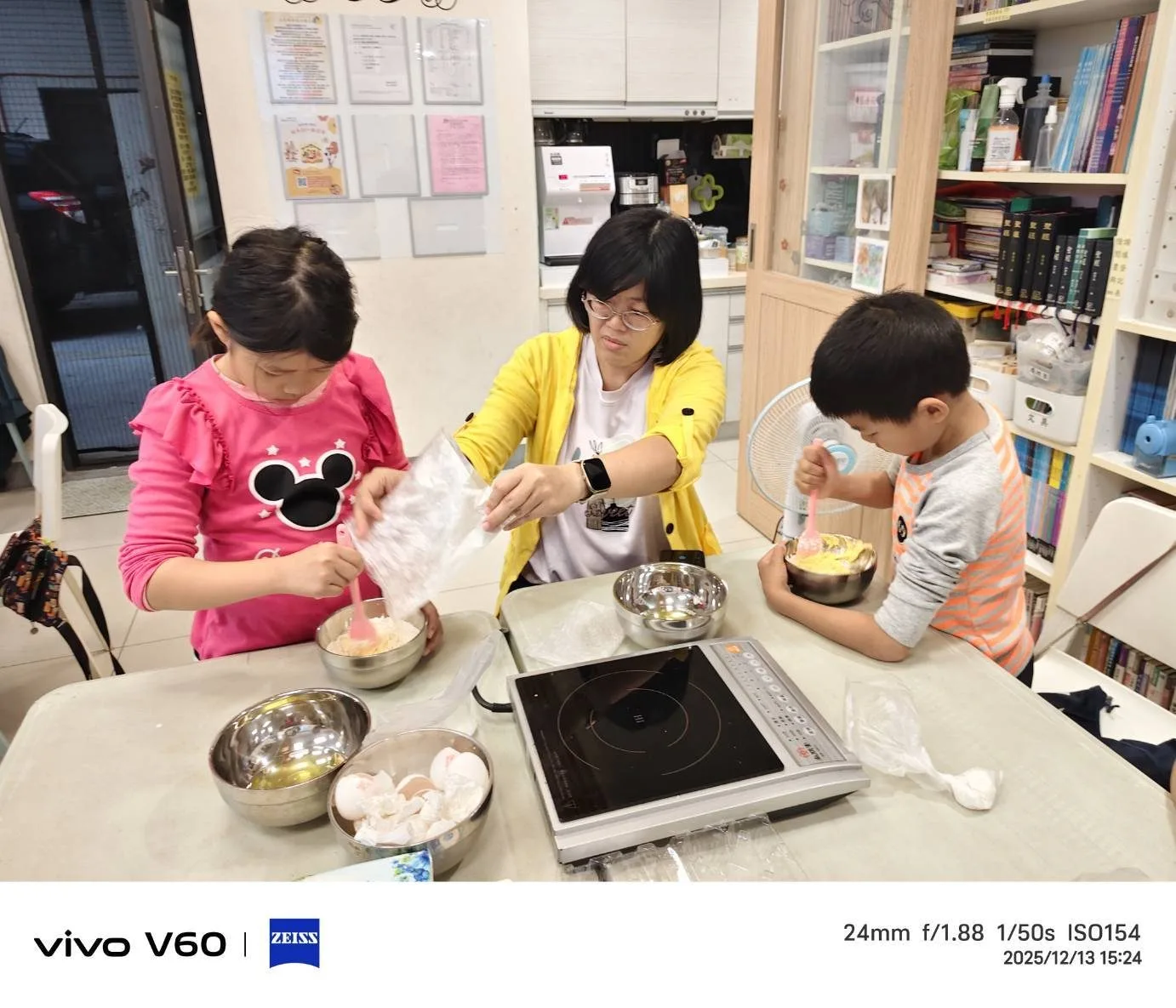 12蛋黃加入鮮奶麵粉