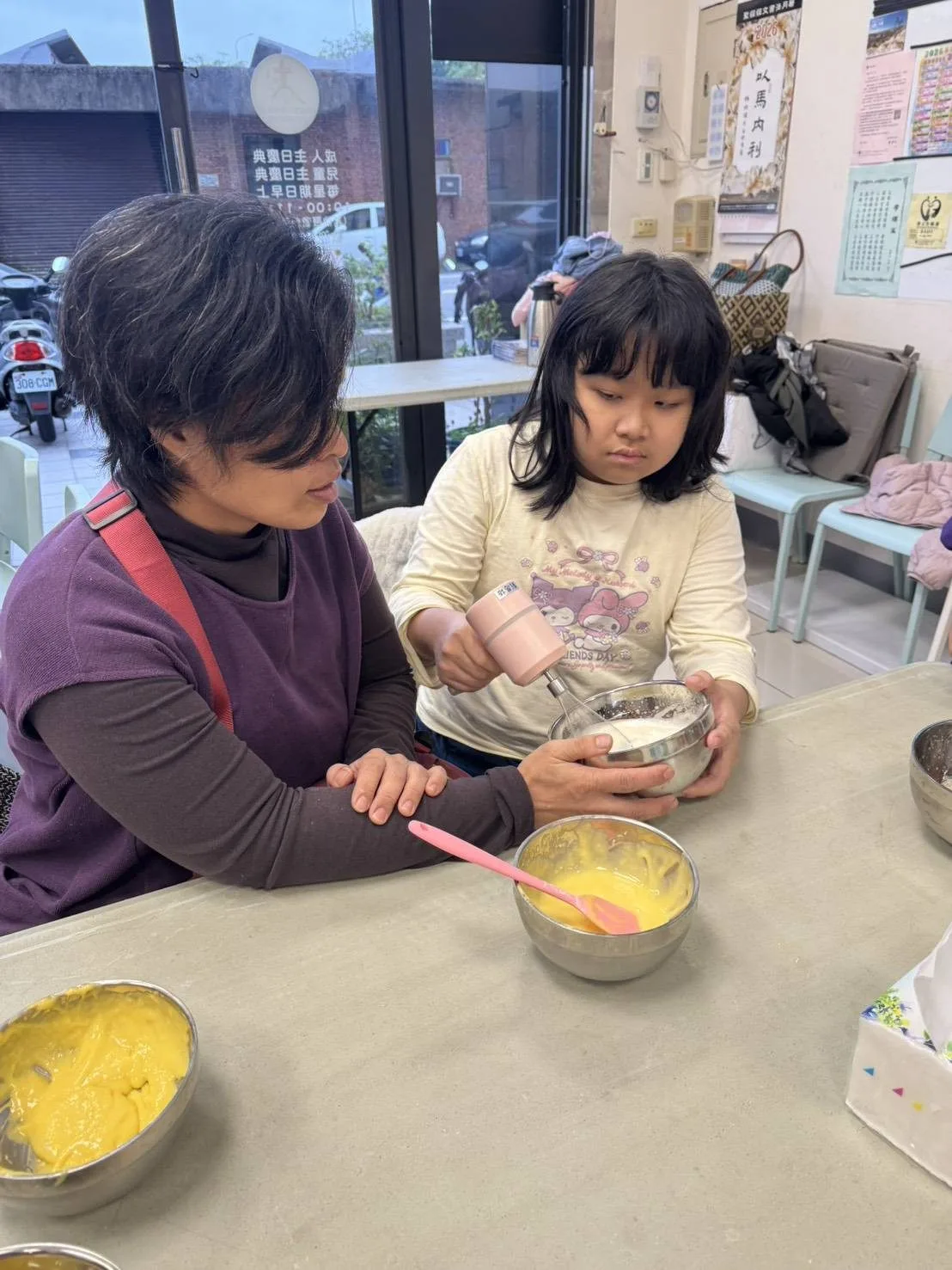 19蛋白加入檸檬白糖打發