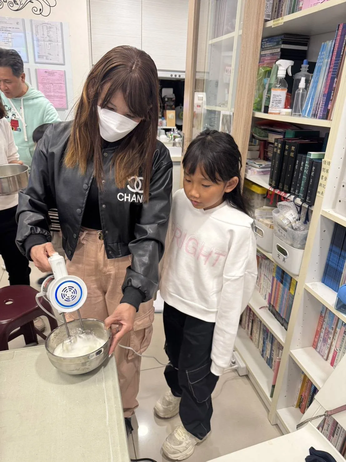 20蛋白加入檸檬白糖打發