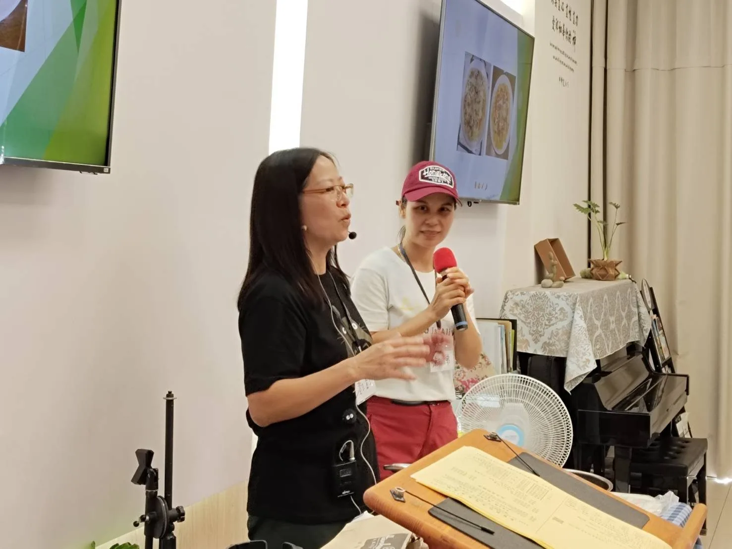 2一位講解 一位翻譯