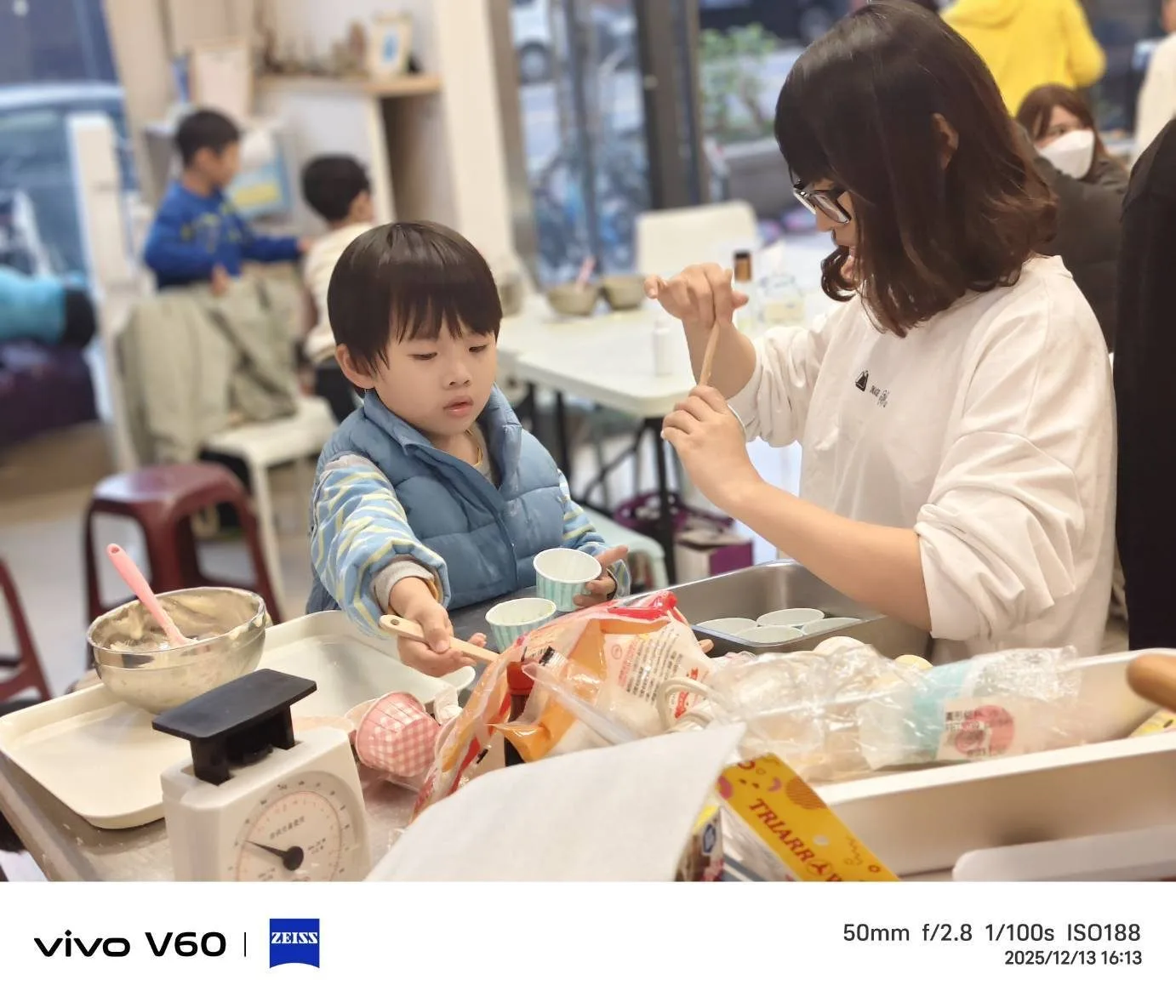 33杯內抹上奶油沾上白糖