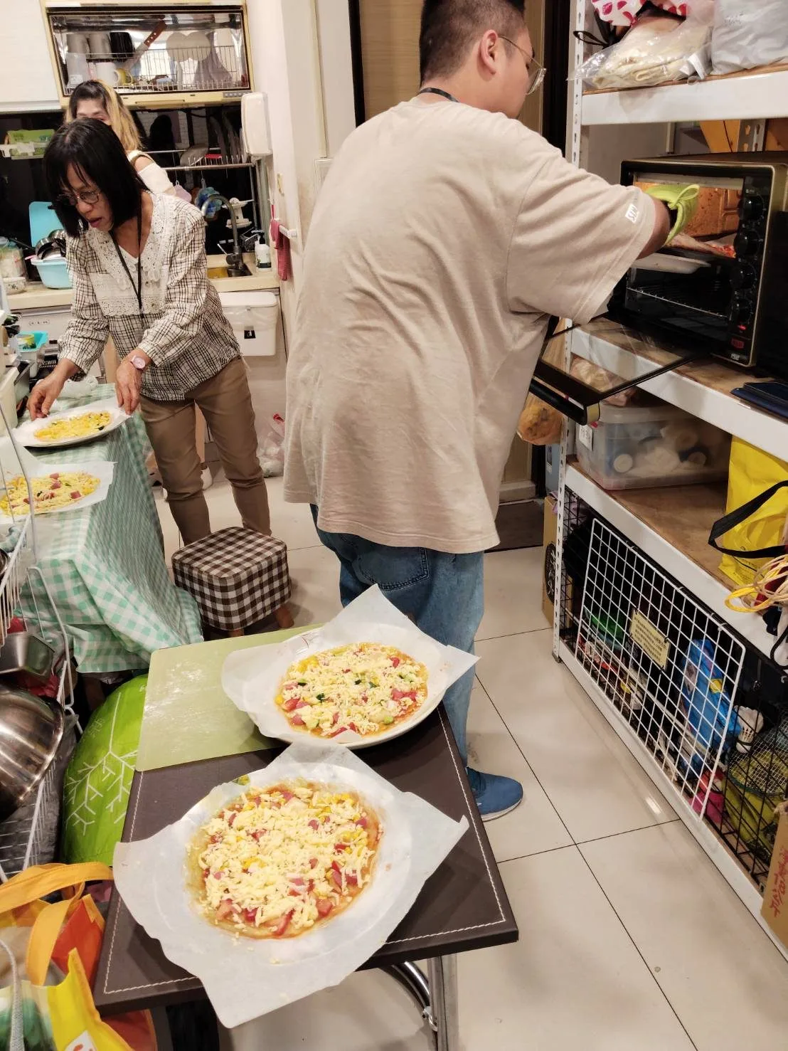 47後台辛苦烤PIZZA的老師們