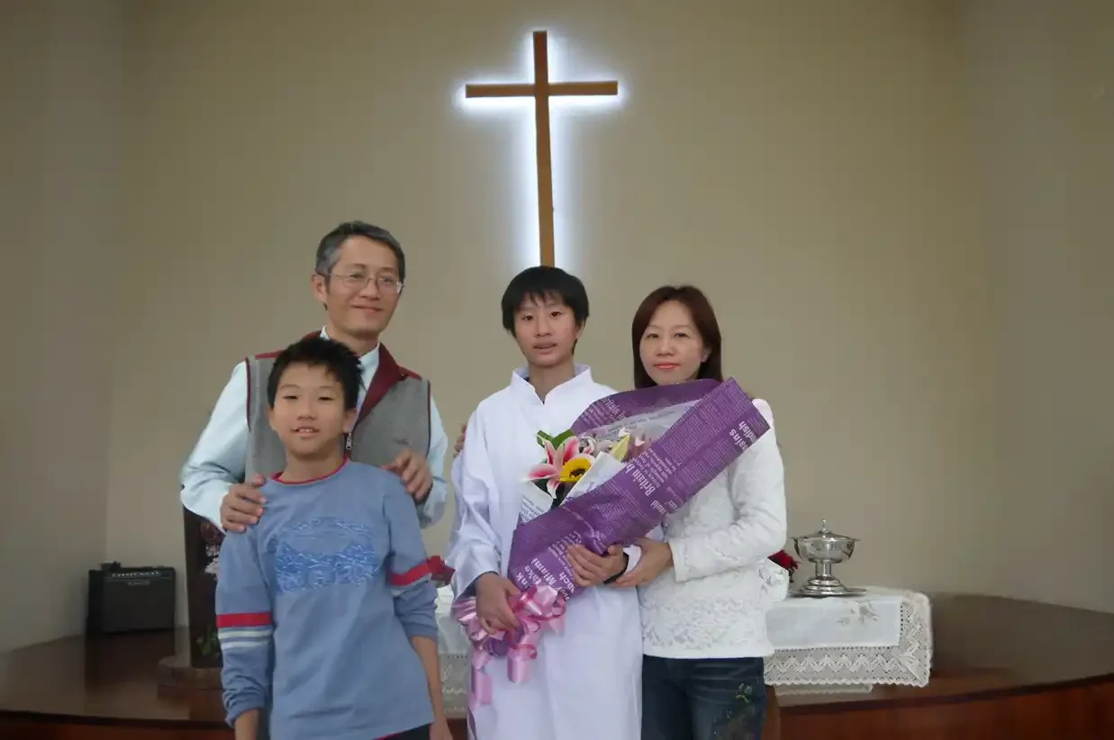 羅四維牧師、鄭玉玲師母全家福